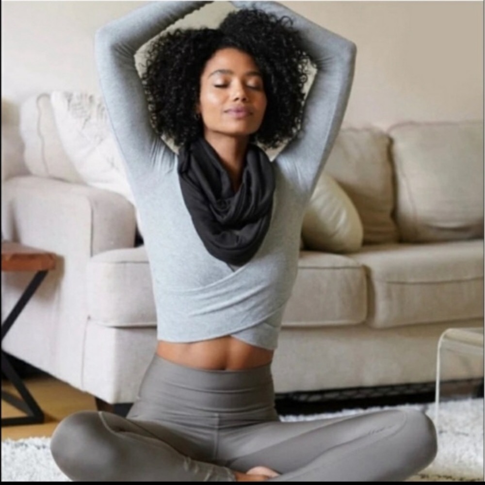 BEYOND YOGA Black Infinity Circle Scarf - Picture 8 of 8